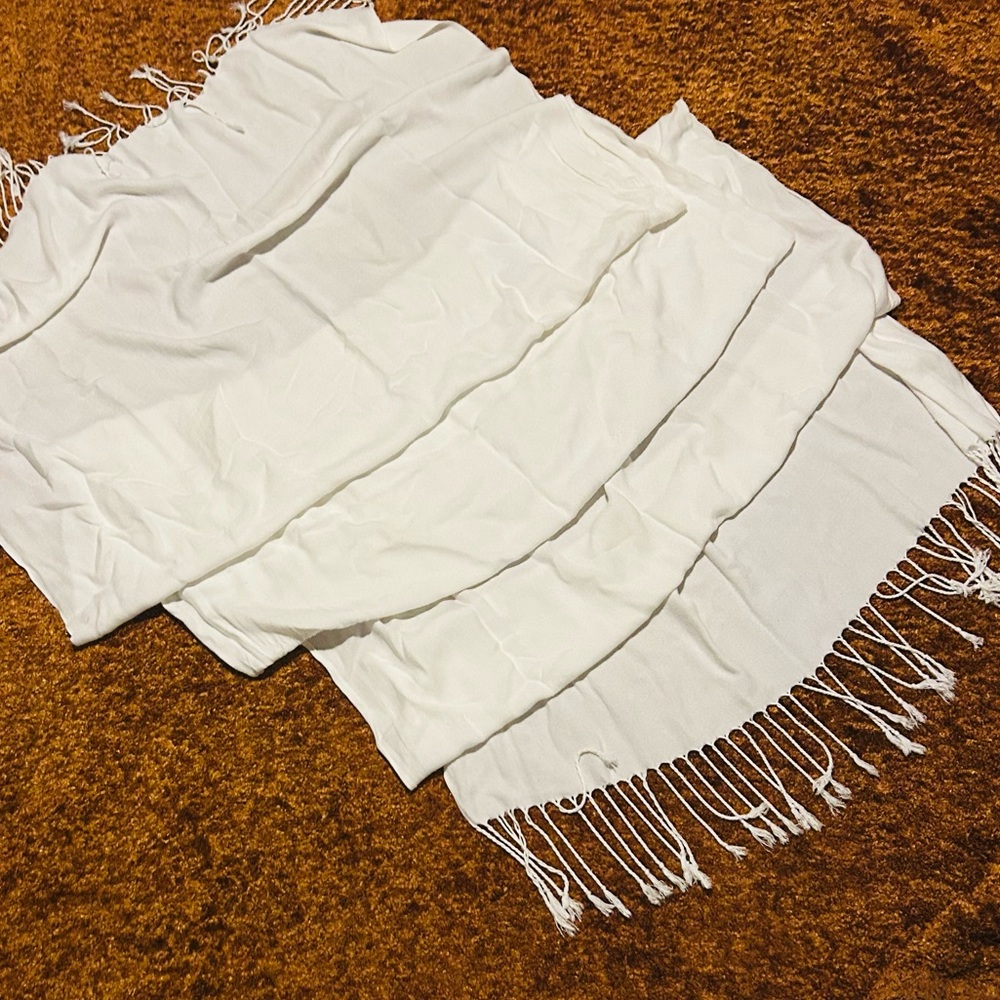 Chic White Fringe Shawl - Picture 2 of 5